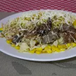 Picada de Lomito de Res con Bollo
