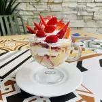 Fresas con crema y leche condensada