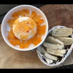 Queijo brie com torradas