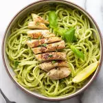 Pasta con pollo al pesto