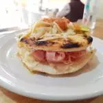Arepa rellena de jamón y queso