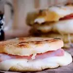 Arepa con jamón y queso