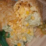 Pastel de frango com creme de milho