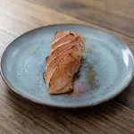 SASHIMI DE SALMÃO GRELHADO COM SAQUE