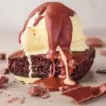 Brownie caliente con helado ( 1 porción)