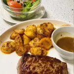 Steak patatas bravas en slatje