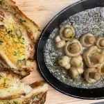 Champiñones al ajillo
