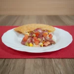 34) Pastel de calabresa com mussarela, tomate, milho e azeitona