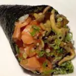 Temaki salmão com shimeji