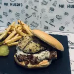 Queso Piña burger