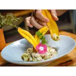 Ceviche de peixe com chips de banana verde