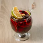 Copa de sangría con vino tinto