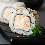 URAMAKI SALMÃO GRELHADO-4 UNIDADES