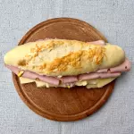 Sanguche de mortadela con pistacho