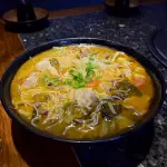FIDEO DE ARROZ CON CARNE 酸菜牛肉米线