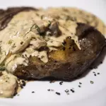 Lomo vetado con salsa de champiñón.