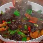 Cerdo con hongos chinos y ají chile