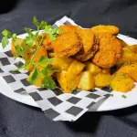 PAPAS BRAVAS CON NUGGET DE POLLO