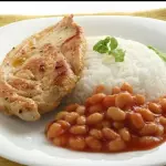 Peito de frango com arroz e feijão