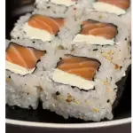 Uramaki Salmão com cream cheese