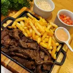 FILÉ COM FRITAS