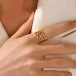 Anillo entrelazado dorado inox