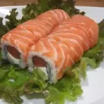 Uramaki envolto salmão uram.