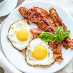Estrellados con tocino