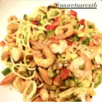 Tallarín saltado de mariscos