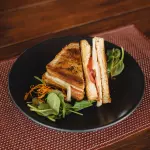Tostado de tomate y queso