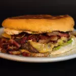 CARNE + CHEDDAR + CATUPIRY