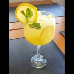 Caipifruta de abacaxi e limão sicili