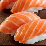 4 unidades de niguiri salmão