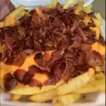 BATATA FRITA COM CHEDDAR E BACON
