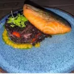SALMÃO GRELHADO COM SALADA DE ARROZ