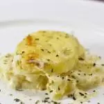Batata cremosa e gratinada ao molho branco