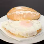 Pan con huevo frito