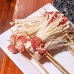 ENOKI ENOLLADO DE CARNE 金针菇牛肉串