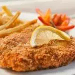MILANESA DE CARNE CON GUARNICION