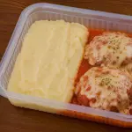 Parmegiana de frango com Purê