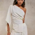 Blusa blanca asimetrica