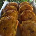 TOSTONES CON QUESO