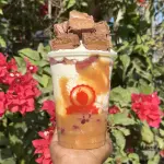 Strawberry con milky way y arequipe
