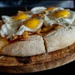 Pizza con papas y huevo frito