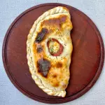 Calzone calabresa y Roquefort.