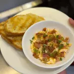 Ovos mexidos com pão e bacon