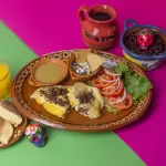 Omelette Saltarin con chapulines
