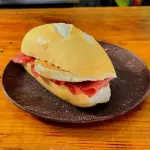 Pão com mortadela, queijo e ovo