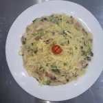 Espag. c/ queijo, alho poró e bacon