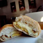 Pão com ovo e muçarela